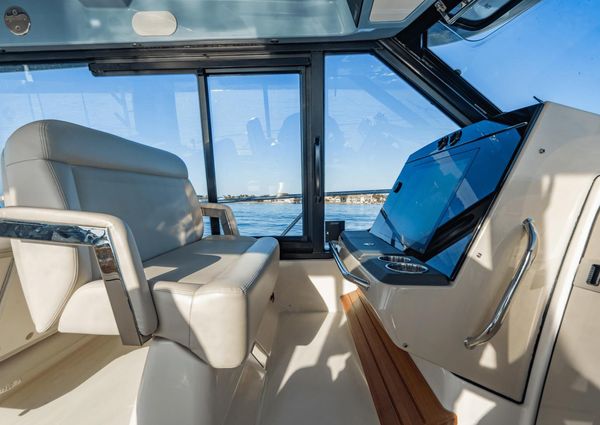 Boston Whaler 405 Conquest image