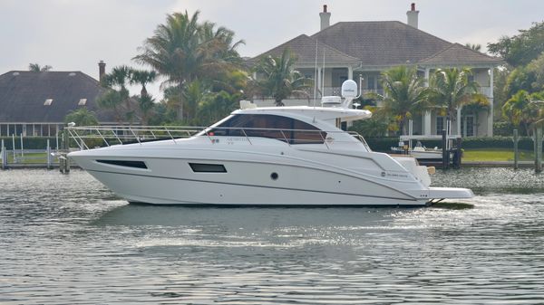 Cruisers Yachts Cantius