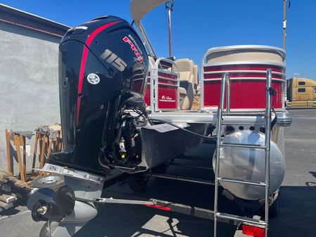 Sun Tracker Party Barge 22 DLX image