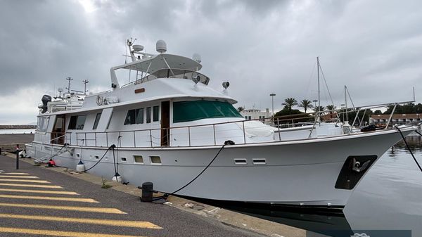 Hatteras 85 