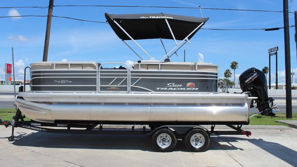 Sun Tracker Party Barge 20 DLX