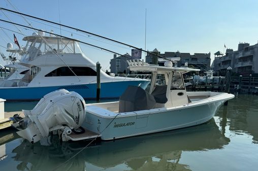 Regulator 31 Center Console image