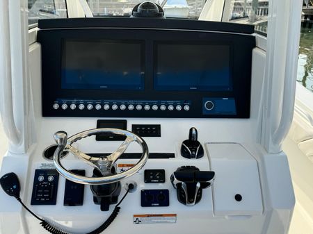 Regulator 31 Center Console image