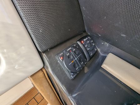 Sea Ray 350 SLX image