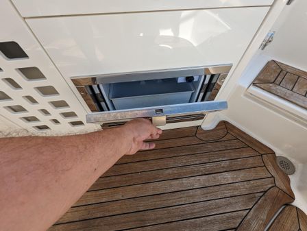 Sea Ray 350 SLX image