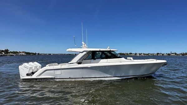 Tiara Yachts 48 LS 