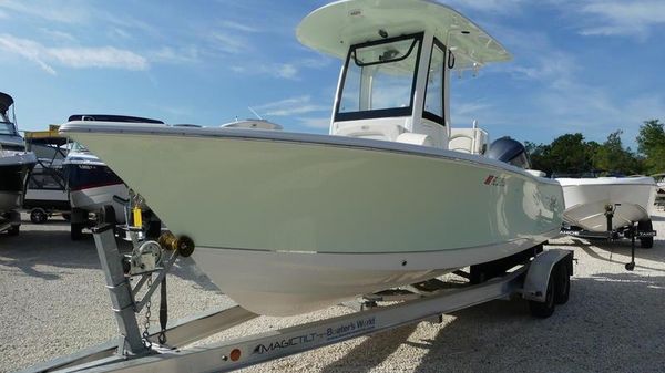 Sea Hunt Ultra 235 SE 