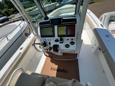 Everglades 273 Center Console image