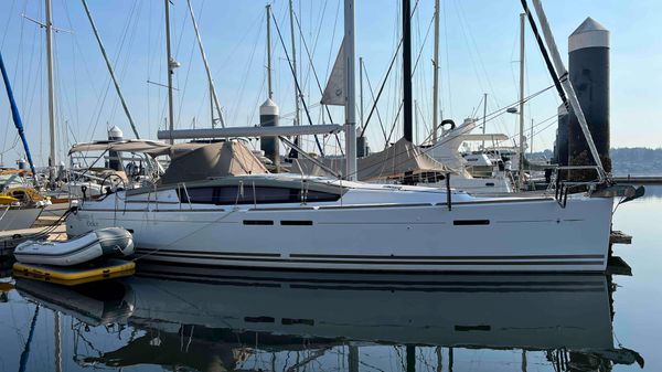 Jeanneau 44 Deck Salon