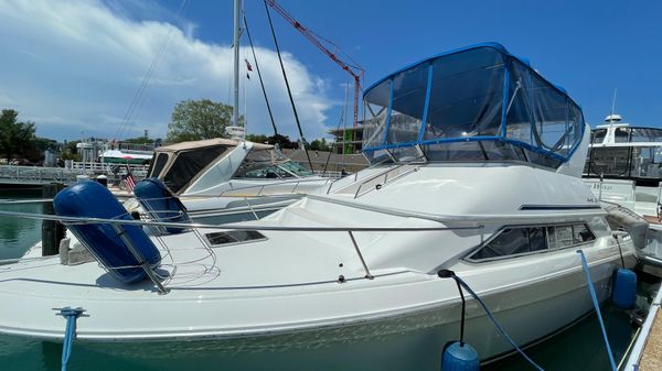 Sea Ray 350 Express Cruiser 