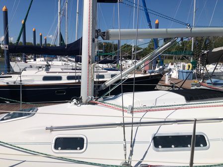 Beneteau Oceanis 300 image