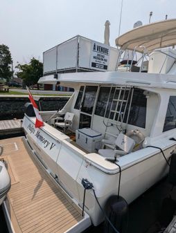 Meridian 490 Pilothouse image