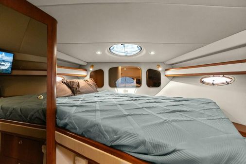 Cruisers Yachts 3672 Express image