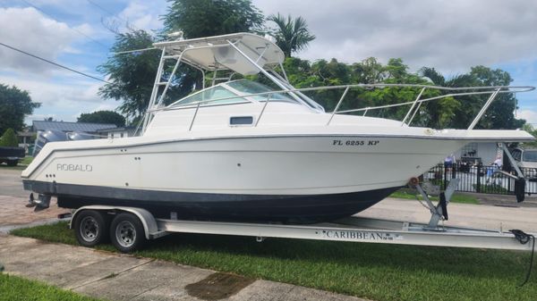 Robalo R-265 Walk Around
