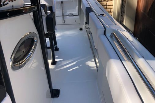 Robalo 242 Center Console image