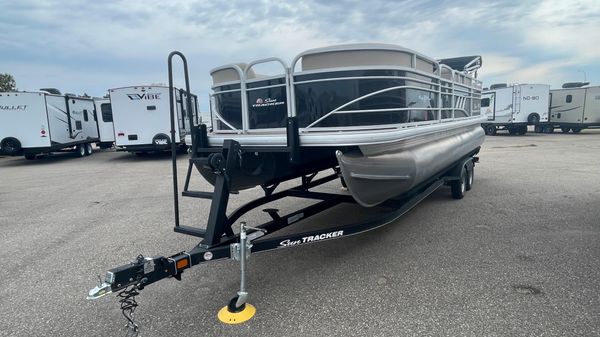 Sun Tracker Party Barge 22 RF DLX