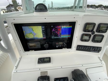 Regulator 32 Forward Seating image