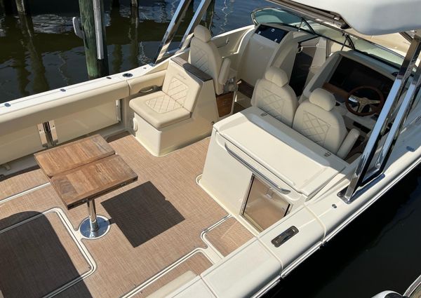 Chris-Craft Calypso 30 image