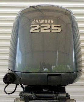 Yamaha 4-Stroke Low Hours ...   225HP 25 INCH SHAFT .. ELECTRONIC FUEL INJECTED 4-STROKE .. LEFTHAND ROTATION image
