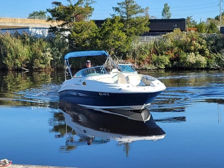 Sea Ray 240 Sundeck image