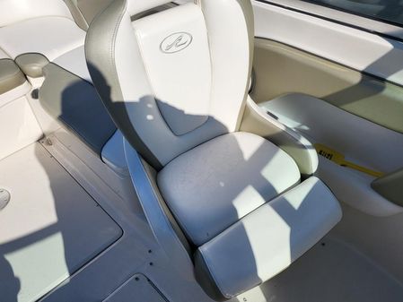 Sea Ray 240 Sundeck image