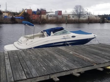 Sea Ray 240 Sundeck image