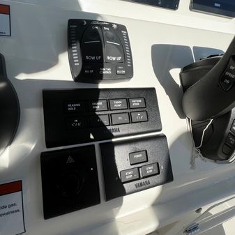 Cobia 280 Center Console image