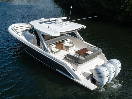 Tiara Yachts 38 LS image