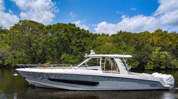 Boston Whaler 420 Outrage 