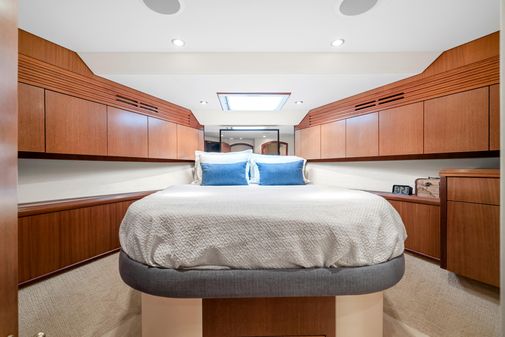 Hatteras 72 Motor Yacht image