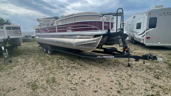 Sun Tracker Party Barge 22 XP3