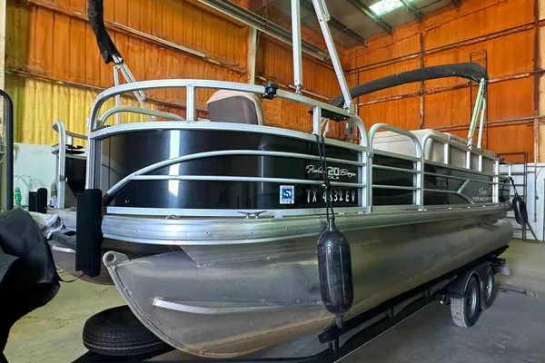 Sun Tracker Fishin' Barge 20 DLX image
