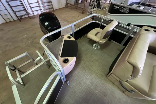 Sun Tracker Fishin' Barge 20 DLX image