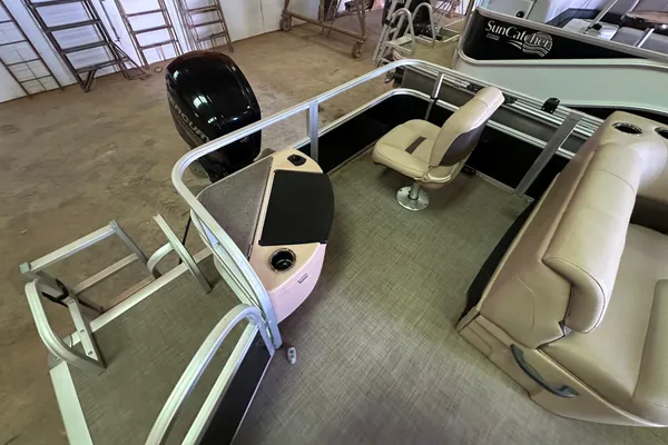 Sun Tracker Fishin' Barge 20 DLX image