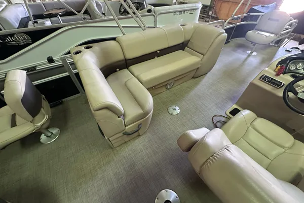 Sun Tracker Fishin' Barge 20 DLX image