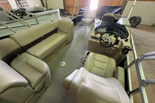 Sun Tracker Fishin' Barge 20 DLX image