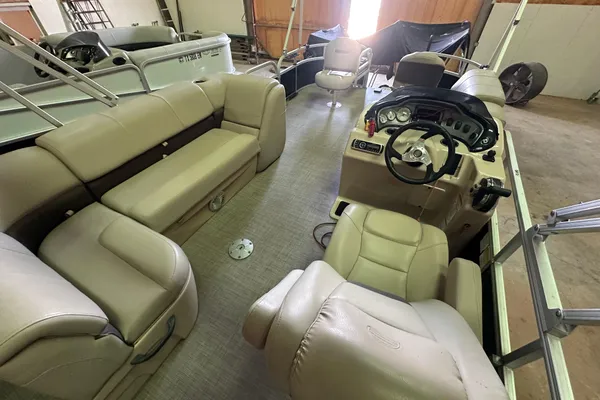 Sun Tracker Fishin' Barge 20 DLX image