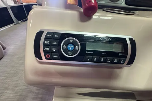 Sun Tracker Fishin' Barge 20 DLX image