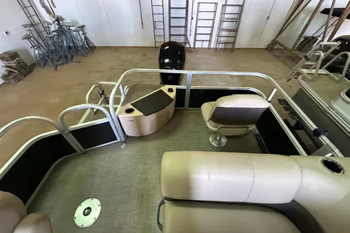 Sun Tracker Fishin' Barge 20 DLX image