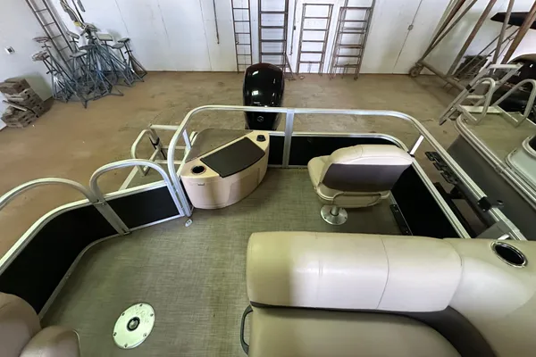 Sun Tracker Fishin' Barge 20 DLX image