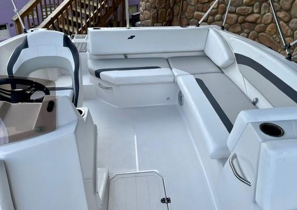 Starcraft SVX 171 OB Deck Boat image