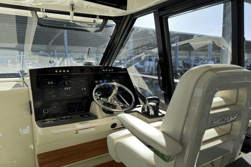 Boston Whaler 405 Conquest image