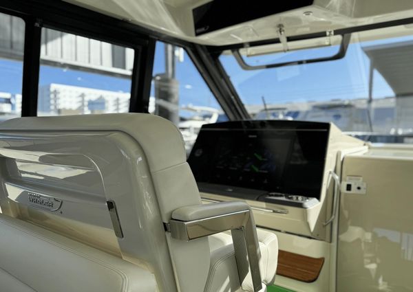 Boston Whaler 405 Conquest image