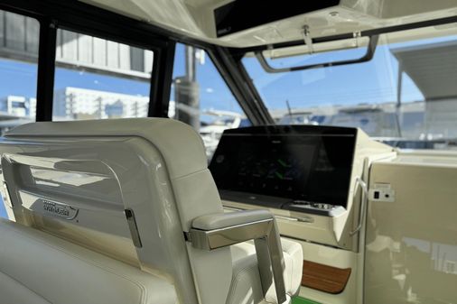 Boston Whaler 405 Conquest image