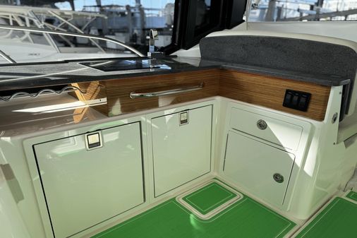 Boston Whaler 405 Conquest image