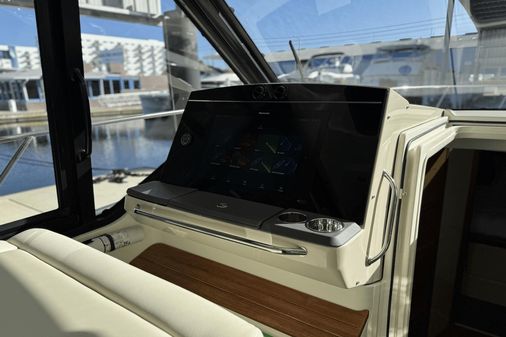 Boston Whaler 405 Conquest image