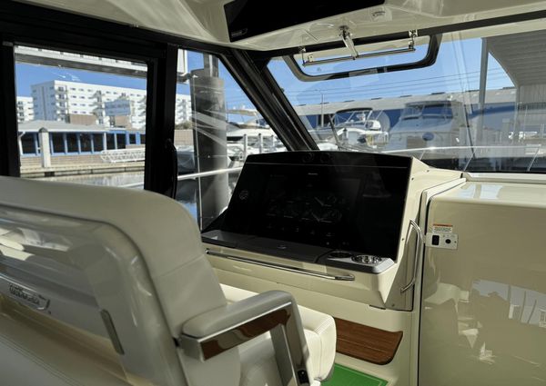 Boston Whaler 405 Conquest image