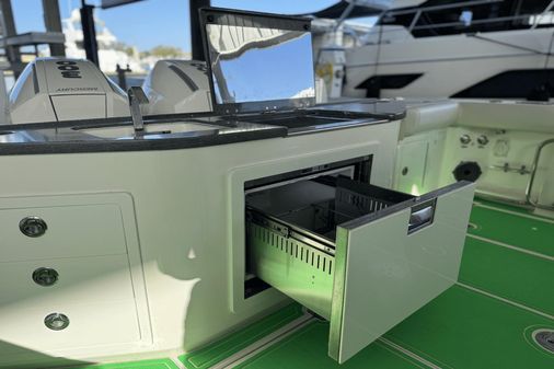 Boston Whaler 405 Conquest image