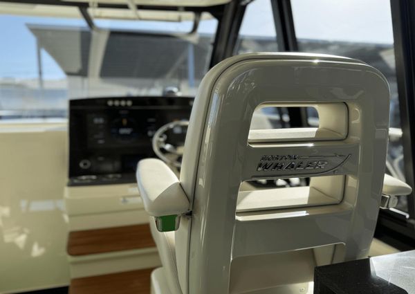 Boston Whaler 405 Conquest image