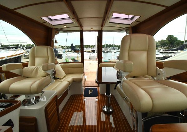 Hinckley Talaria 44 Motoryacht image